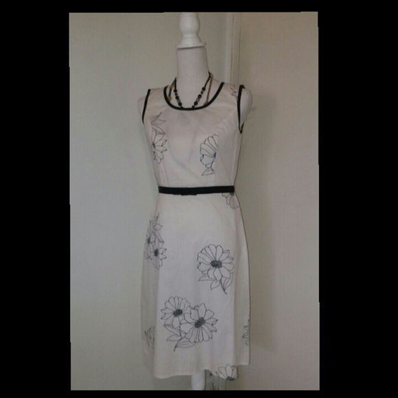 Beautiful Floral Black & White Dress Size Small● - Picture 4 of 7